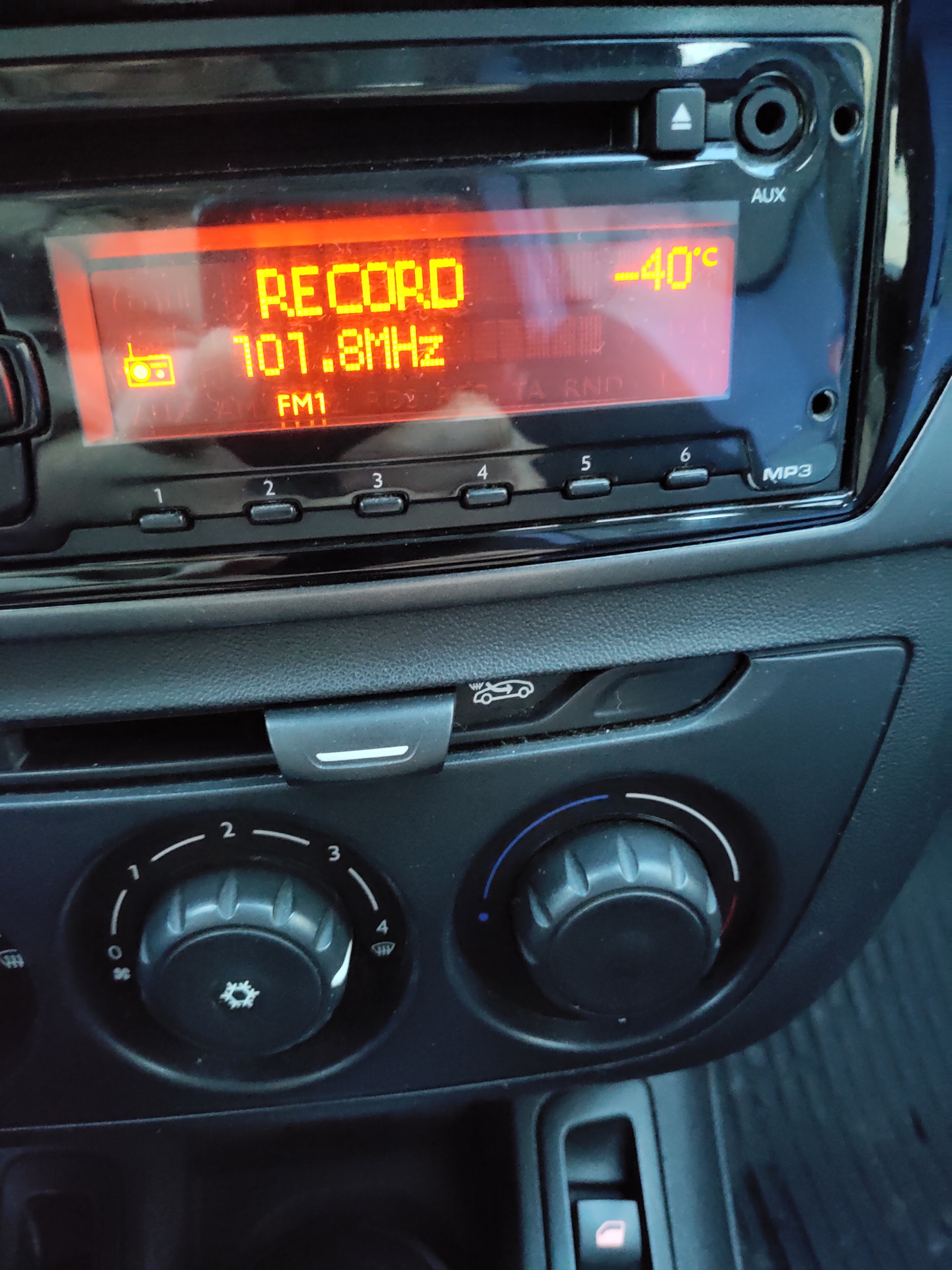 Не включается подогрев сидений — Citroen C-Elysee, 1,2 л, 2013 года ...