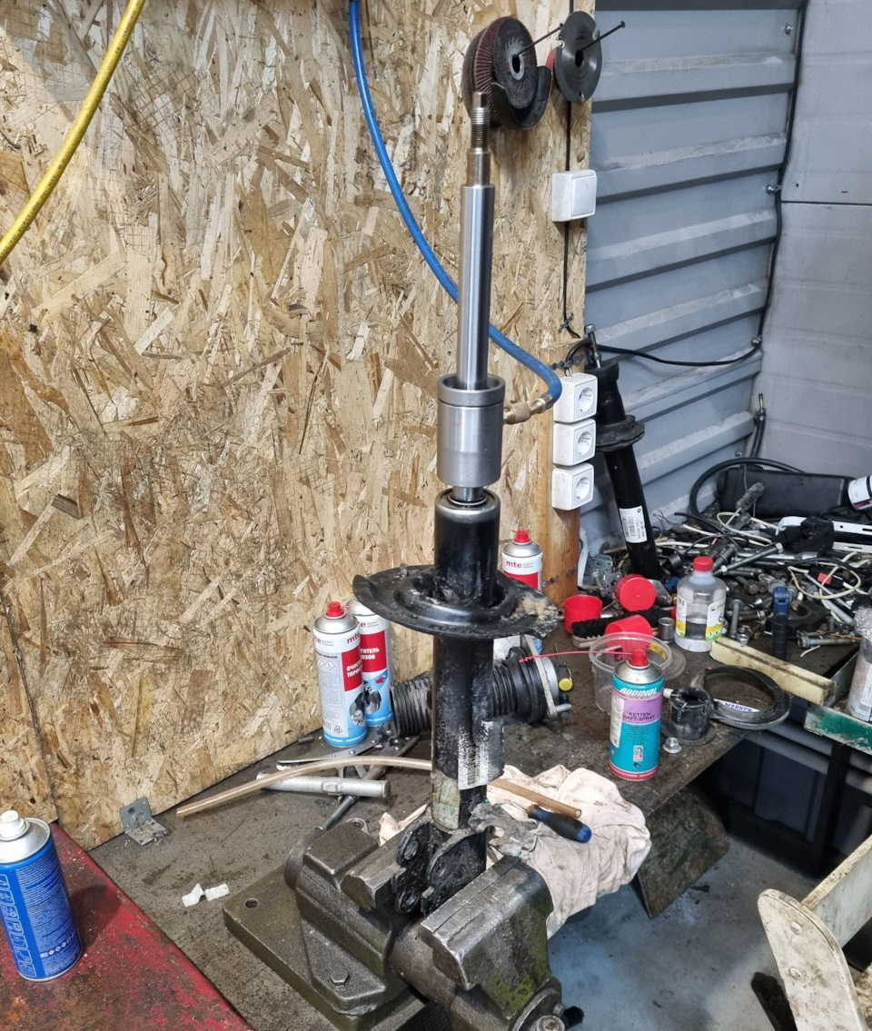 Вот с помощью вот такой приблуды делаются все манипуляции — Omoda C5 (1G)