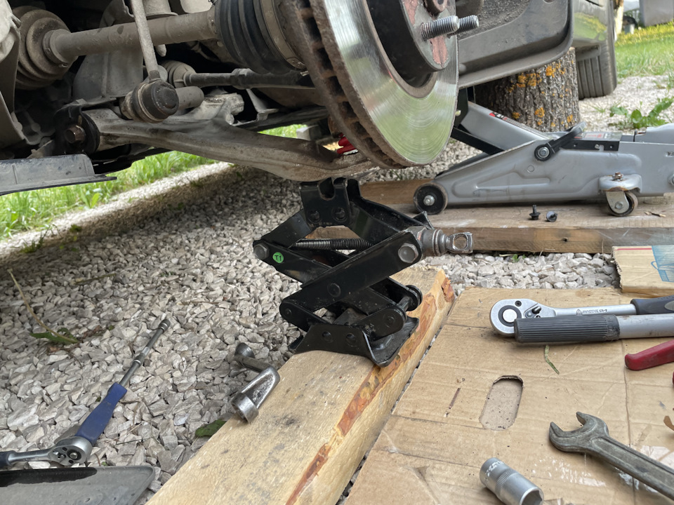 Замена переднего рычага — Hyundai i40, 2 л, 2014 года | своими руками ...
