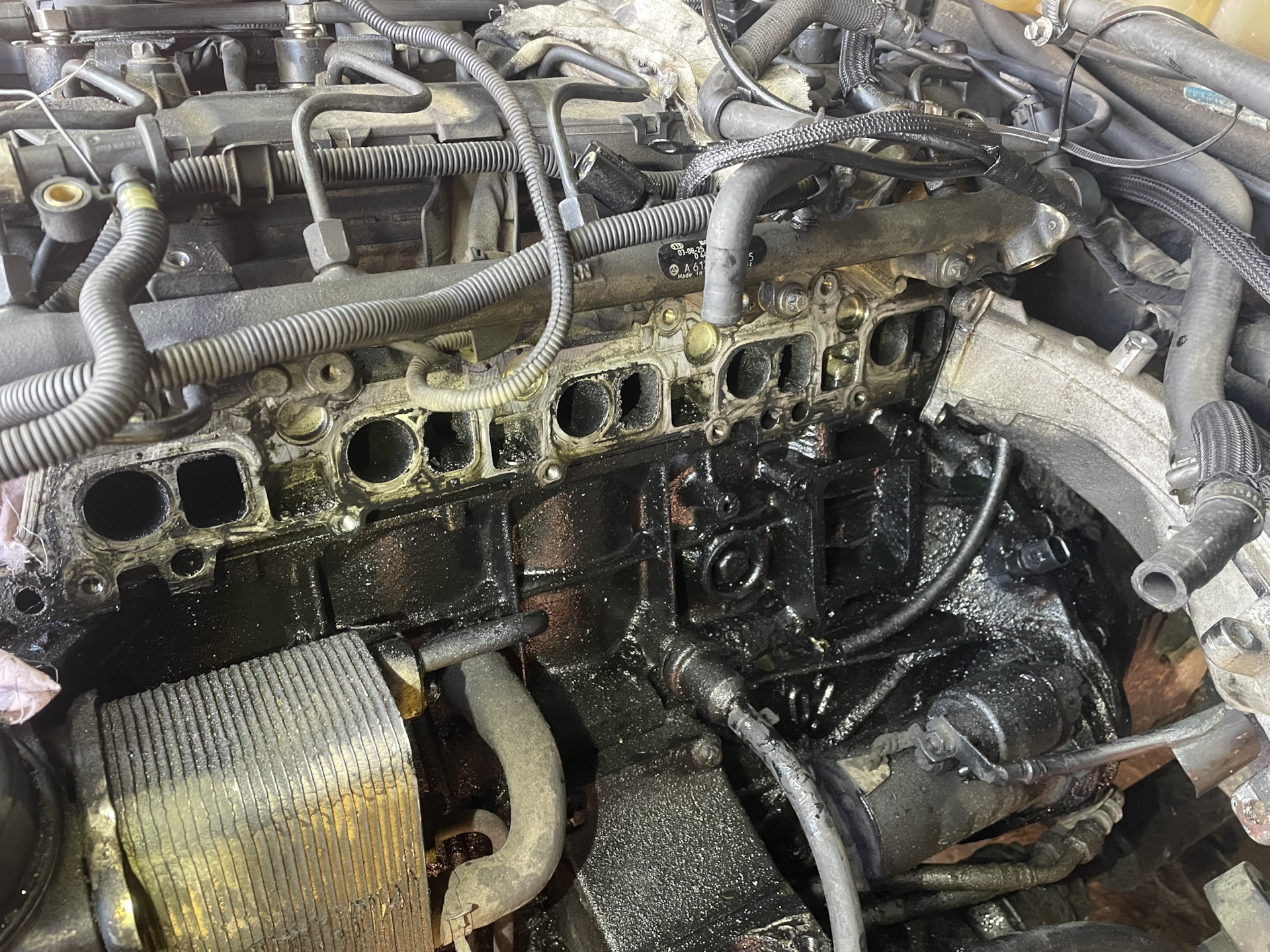 Заглушил впускной коллектор, масло всё равно гонит!В чём причина ...