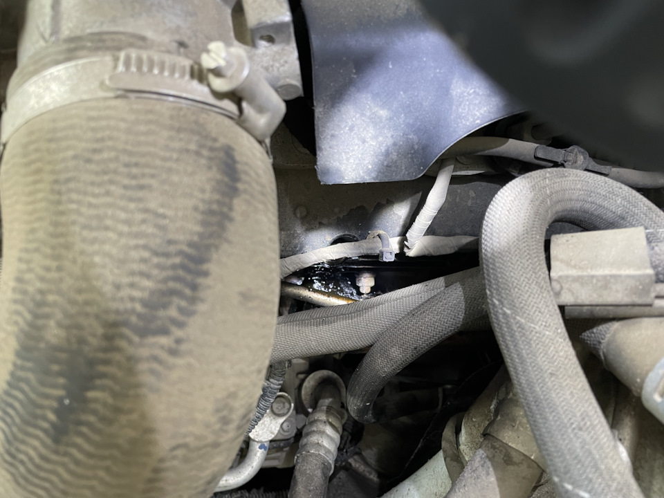 Течь под болтом клапанной крышки — Volkswagen Touareg (2G), 3 л, 2013 ...