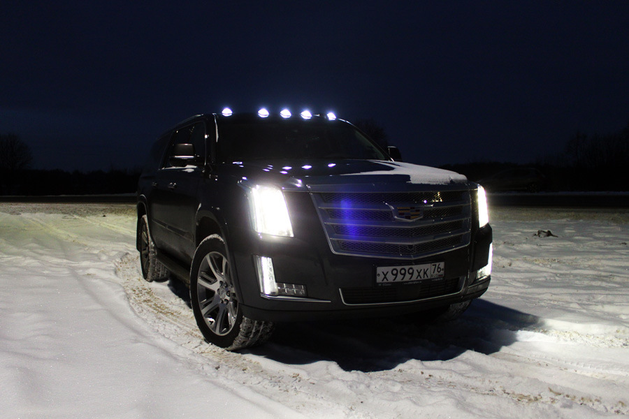 Черный Cadillac Escalade 2021 ночью