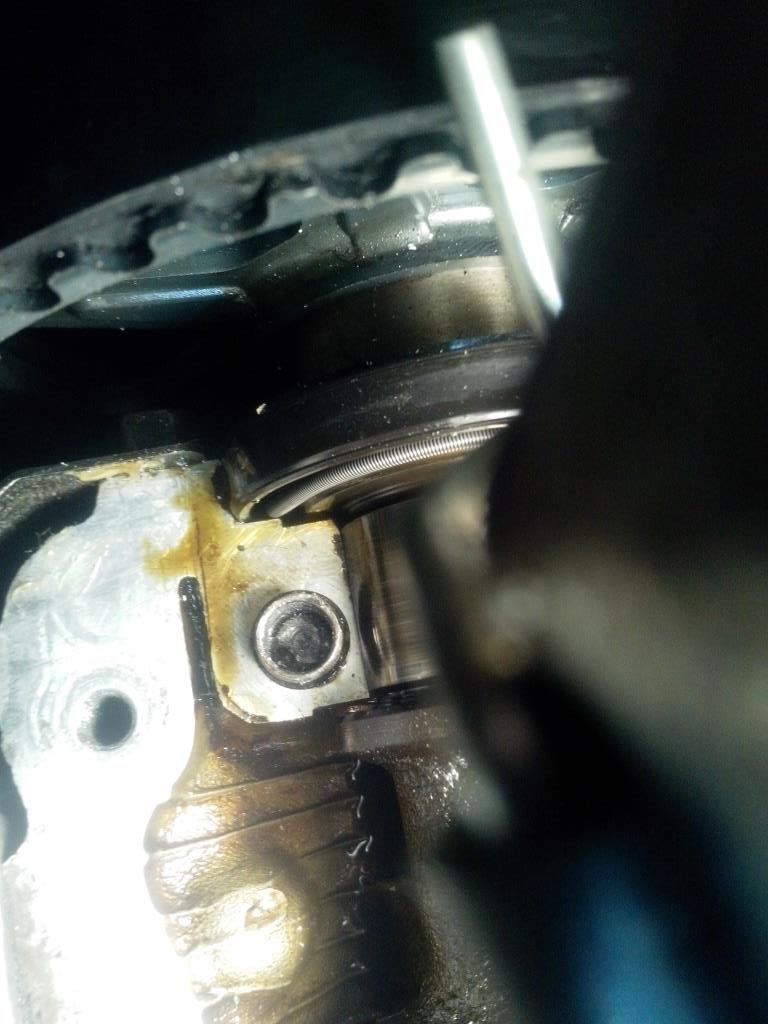 Ремень генератора в масле что делать. KMAAAgELXOA 960. Ремень генератора в масле что делать фото. Ремень генератора в масле что делать-KMAAAgELXOA 960. картинка Ремень генератора в масле что делать. картинка KMAAAgELXOA 960. После ремонта генератора в мастерской обнаружилась другая проблема. Долго не мог понять в чем причина свиста ремня генератора, пока масла не стало реально много на ремнях. Конечно подтягивал ремень до этого много раз.В итоге выбрал время и снял КК и верхнюю защиту ГРМ. Увидел слабый подтек д сальника выпускного распред. вала. Честно говоря не уверен, что только из под сальника распредвала, потому что масла на ремни накидывает очень много. Но из под блока не бежит масло 100%. Также масла нет и на натяжительных роликах. Масло только на внутренней части пластиковой защиты ГРМ.Разбирать все очень не хотелось бы… решил снять крышку шейки сальника распредвала. И мне повезло. Увидел причину течи! когда запрессовывал сальника, то пружинка сальника завернулась и не прижимала рабочее место сальника полностью. Непонятно почему раньше масло не бежало. Или бежало? если бежало, то причина мала на ремнях еще где- то. Ремень генератора в масле что делать. KMAAAgELXOA 960. Ремень генератора в масле что делать фото. Ремень генератора в масле что делать-KMAAAgELXOA 960. картинка Ремень генератора в масле что делать. картинка KMAAAgELXOA 960. После ремонта генератора в мастерской обнаружилась другая проблема. Долго не мог понять в чем причина свиста ремня генератора, пока масла не стало реально много на ремнях. Конечно подтягивал ремень до этого много раз.В итоге выбрал время и снял КК и верхнюю защиту ГРМ. Увидел слабый подтек д сальника выпускного распред. вала. Честно говоря не уверен, что только из под сальника распредвала, потому что масла на ремни накидывает очень много. Но из под блока не бежит масло 100%. Также масла нет и на натяжительных роликах. Масло только на внутренней части пластиковой защиты ГРМ.Разбирать все очень не хотелось бы… решил снять крышку шейки сальника распредвала. И мне повезло. Увидел причину течи! когда запрессовывал сальника, то пружинка сальника завернулась и не прижимала рабочее место сальника полностью. Непонятно почему раньше масло не бежало. Или бежало? если бежало, то причина мала на ремнях еще где- то.