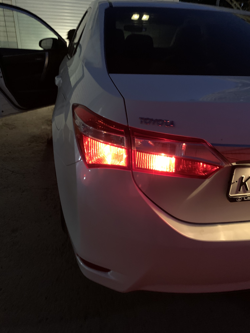 Замена лампочки стоп-сигнала — Toyota Corolla (160), 1,6 л, 2013 года ...