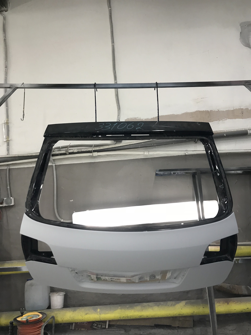 крышка оригинальная алюминиевая — Audi A6 Avant (C6)