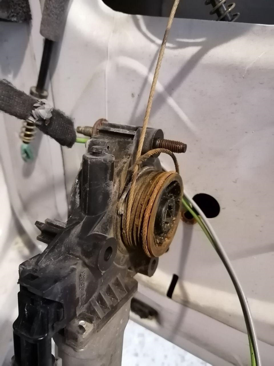 Замена троса заднего стеклоподъёмника Siber/Sebring/Stratus — ГАЗ ...