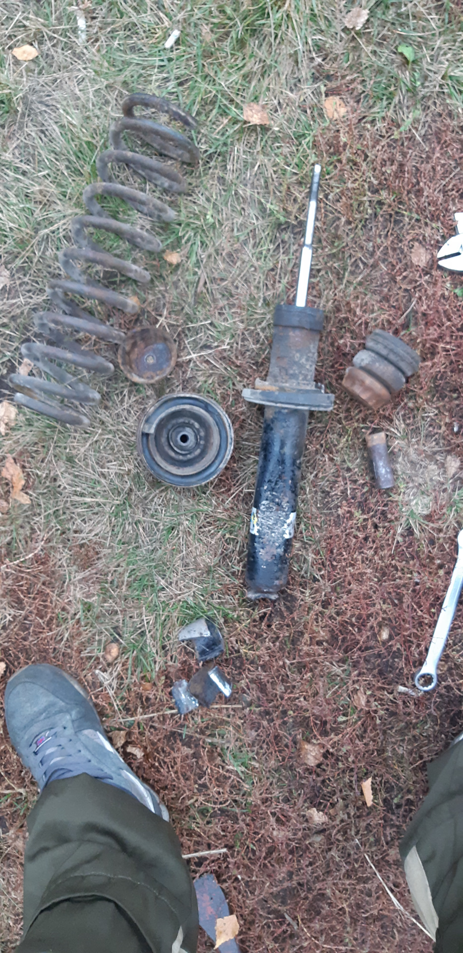 9 Левый амортизатор — BMW 5 series (E34)