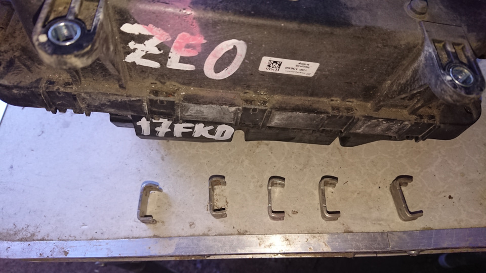 застежки с одной стороны — Nissan Leaf (1G)