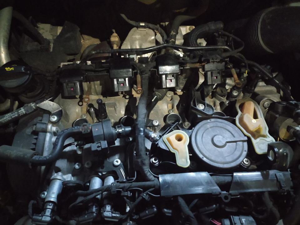 5 Колодка разъемов снята с катушек (немного в натяг проводка … мешает свободно откинуть разъемы) — Skoda Kodiaq (1G)