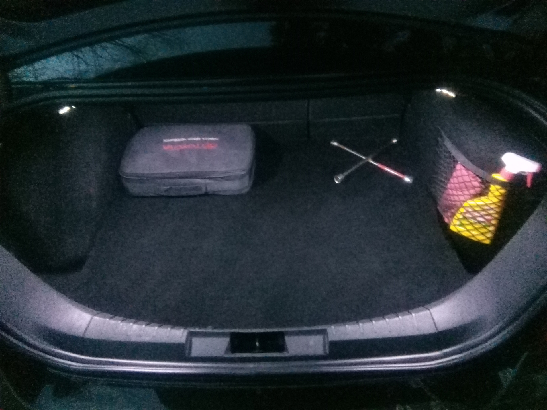 Подсветка багажника форд фокус. Акустический под ним багажника Форд фокус 2. Инсталляция багажника Форд фокус 2 седан. Форд фокус 2 оклейка багажника. Боковые кармашки багажник Форд фокус 2 седан.