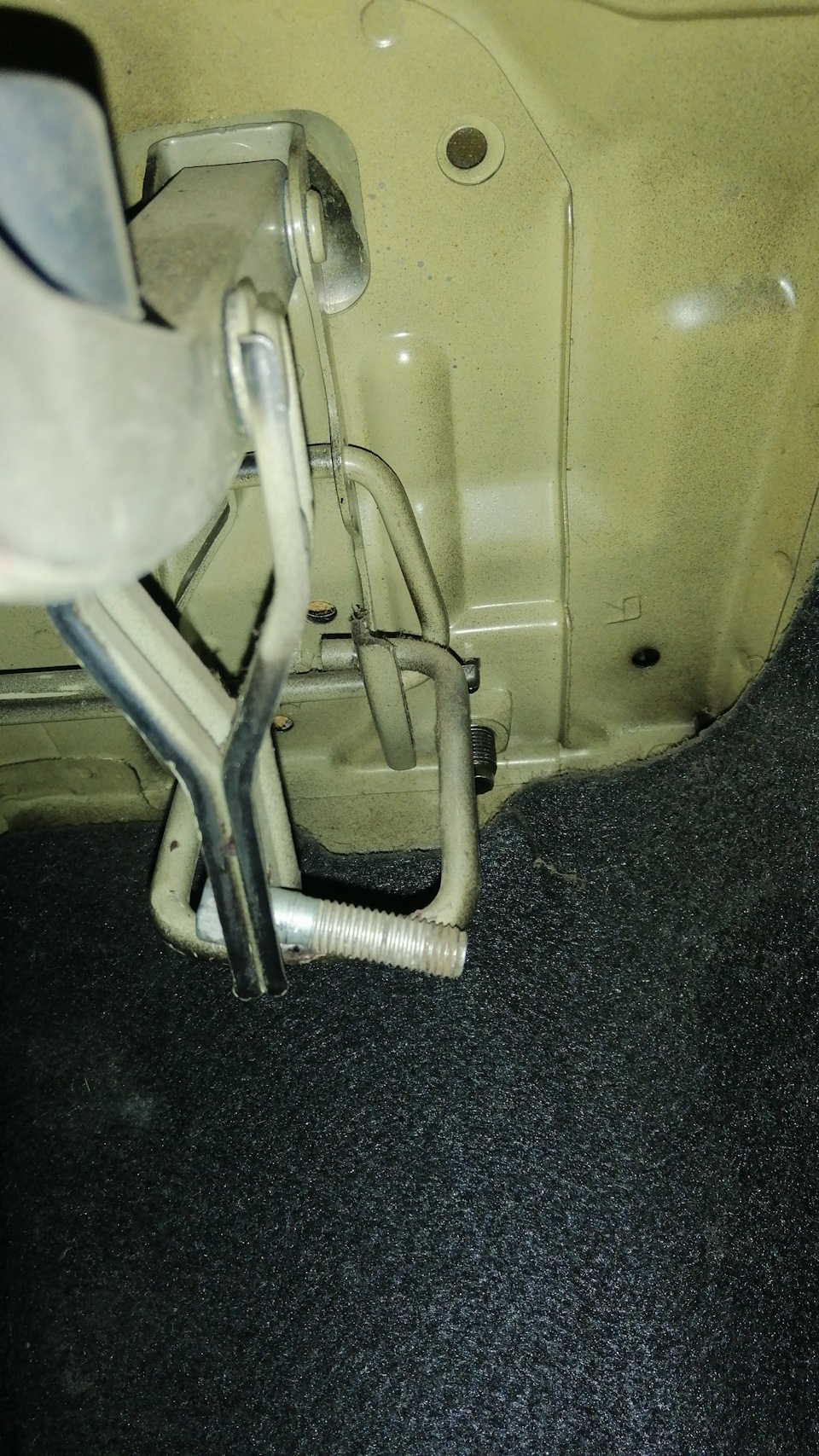 A2518001448. крепление крышки багажника на киа спектра. автоматическое открывание багажника гольф 4. крепления крышки багажника 2006. подъем крышки багажника.