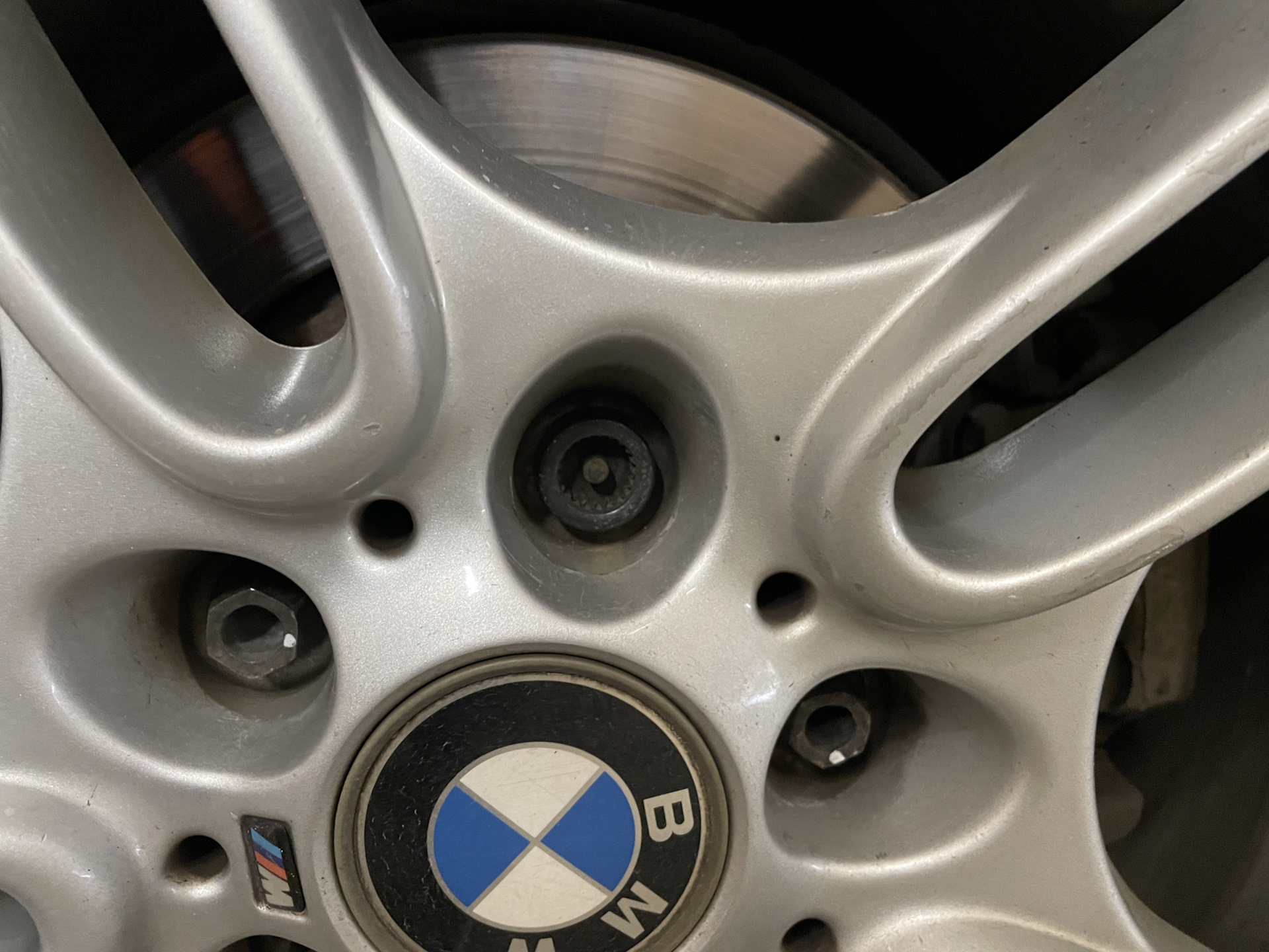 болты-секретки для колёс — BMW 5 series (E39), 3 л, 2001 года ...