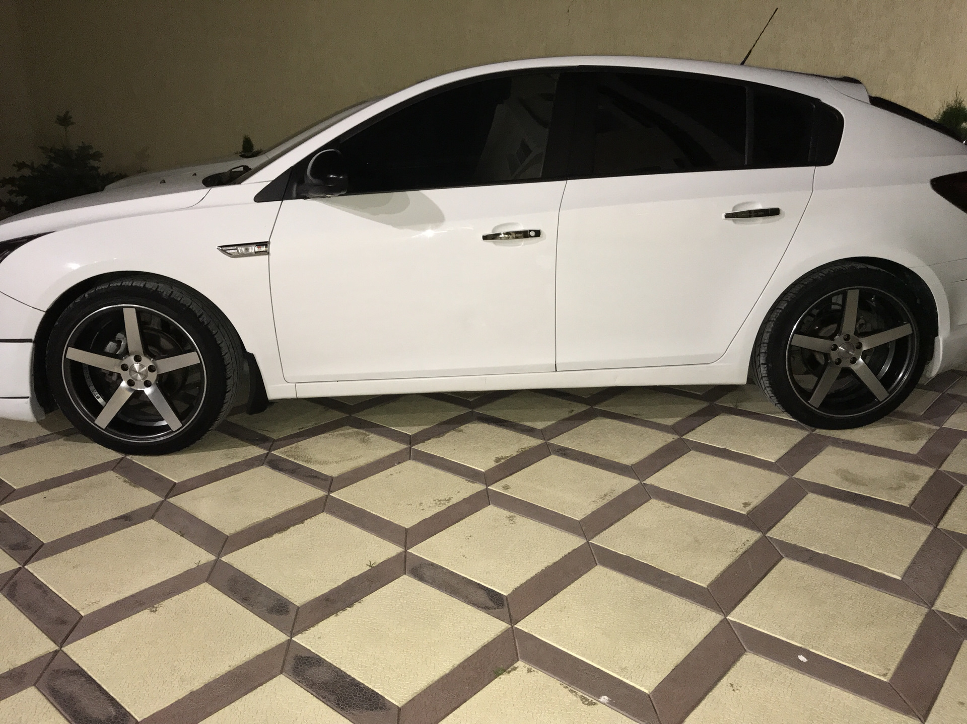 Chevrolet Cruze r17 Воссен