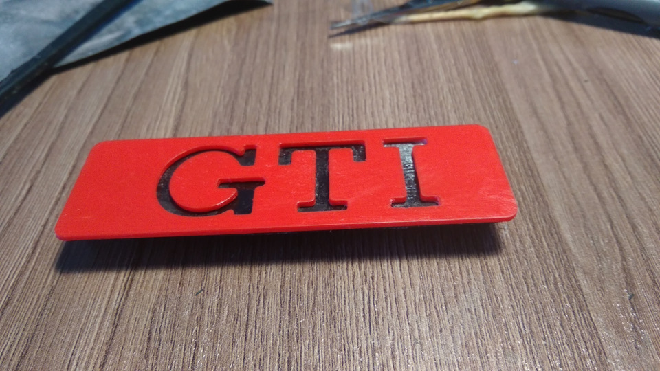 Сделать шильдики. GTI 16v шильдик. GTI 16v шильдик Тойота. Шильдик гольф ГТИ. Шильдики в молдинг гольф 2 GTI.