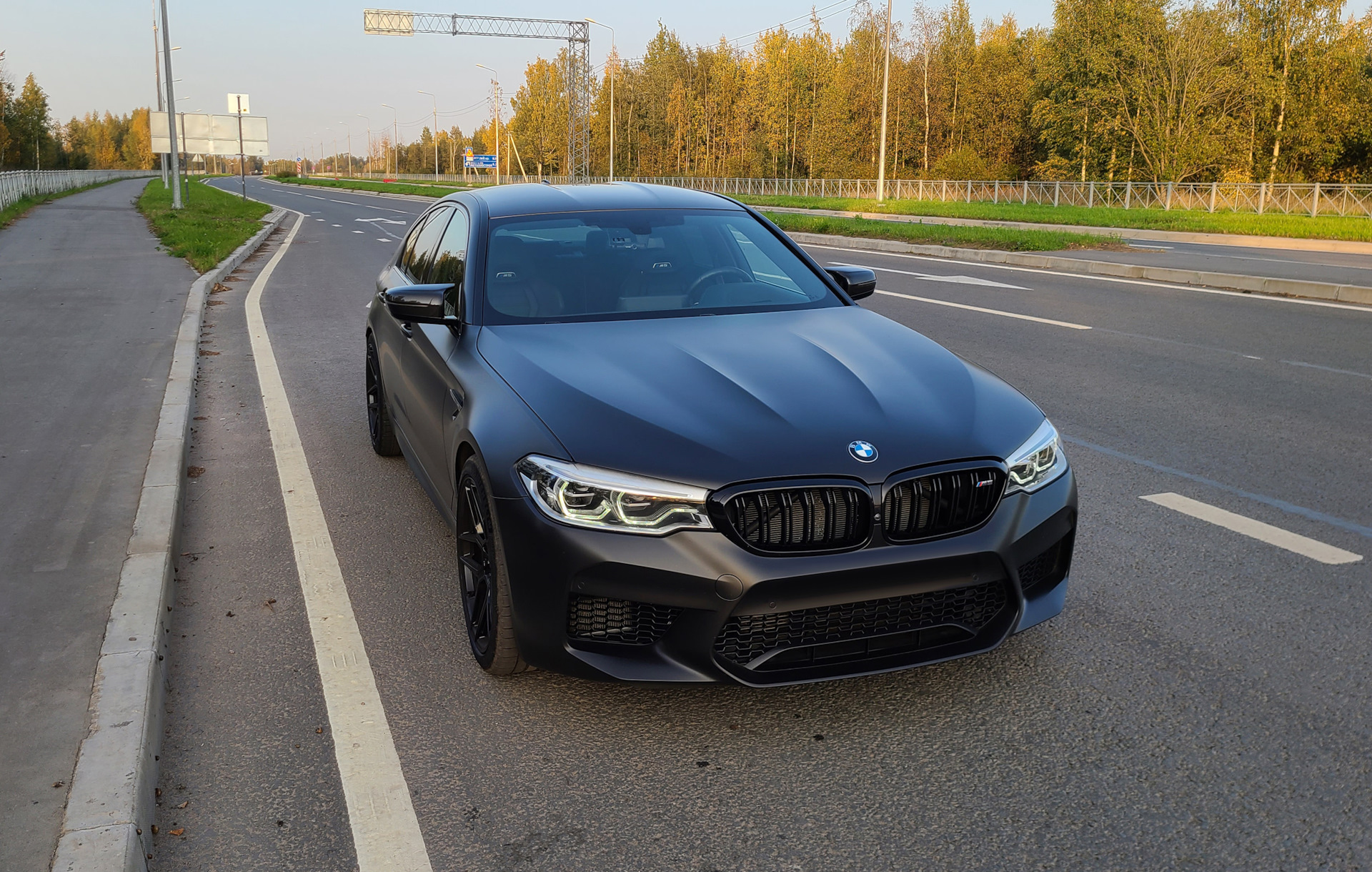 Осенний фотосет М5 Ф90 — Bmw M5 F90 4 4 л 2018 года фотография