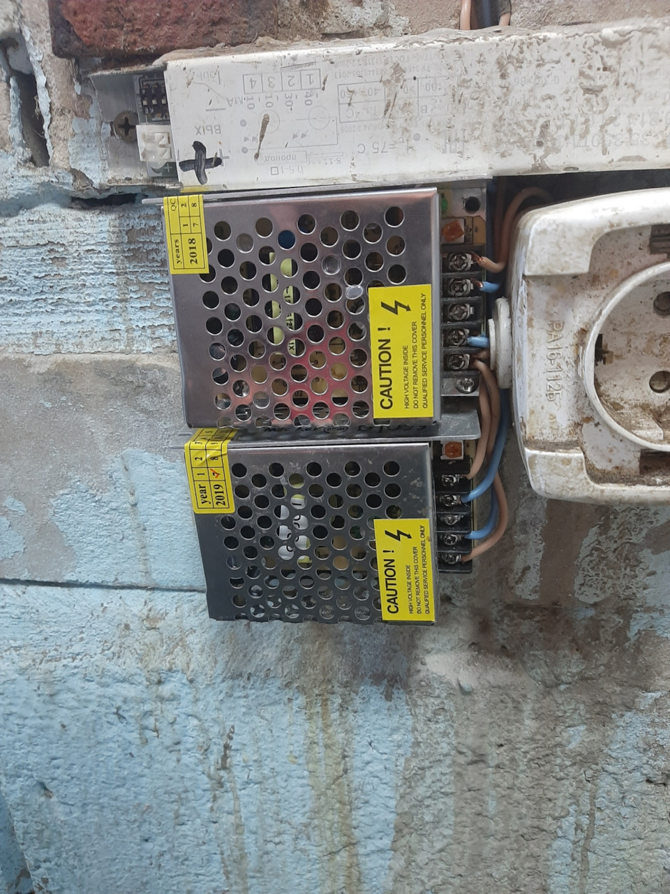 Подсветка ямы в гараже, плюс розетка. — LADA Приора хэтчбек, 1,6 л ...