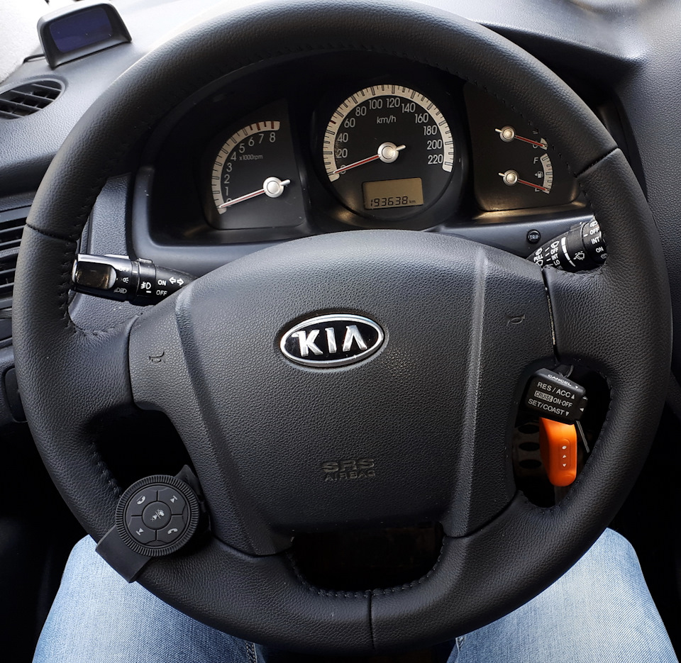 Перетяжка руля, переделка подлокотника — KIA Sportage (2G), 2 л, 2008 года  | стайлинг | DRIVE2