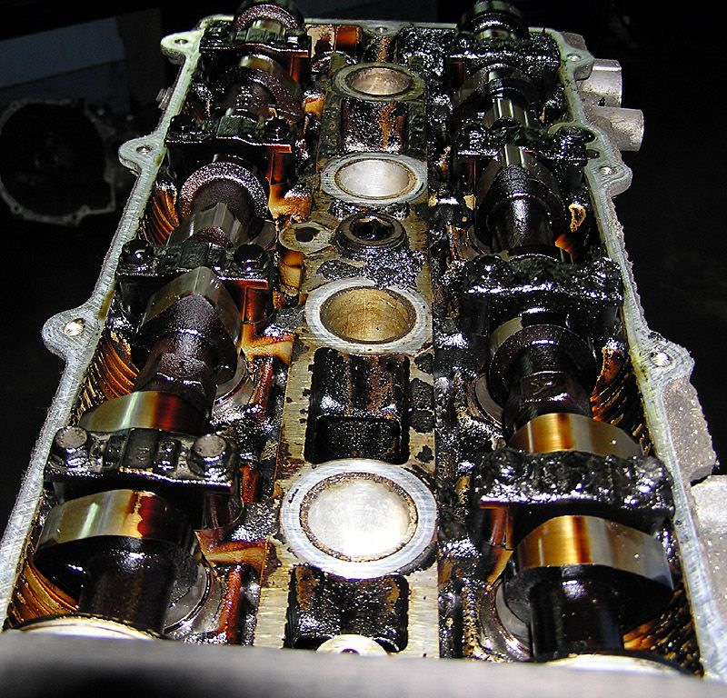 Угар моторного масла. Отложения в двигателе. Некачественное моторное масло. Отложения масла в двигателе. Масло внутри двигателя.