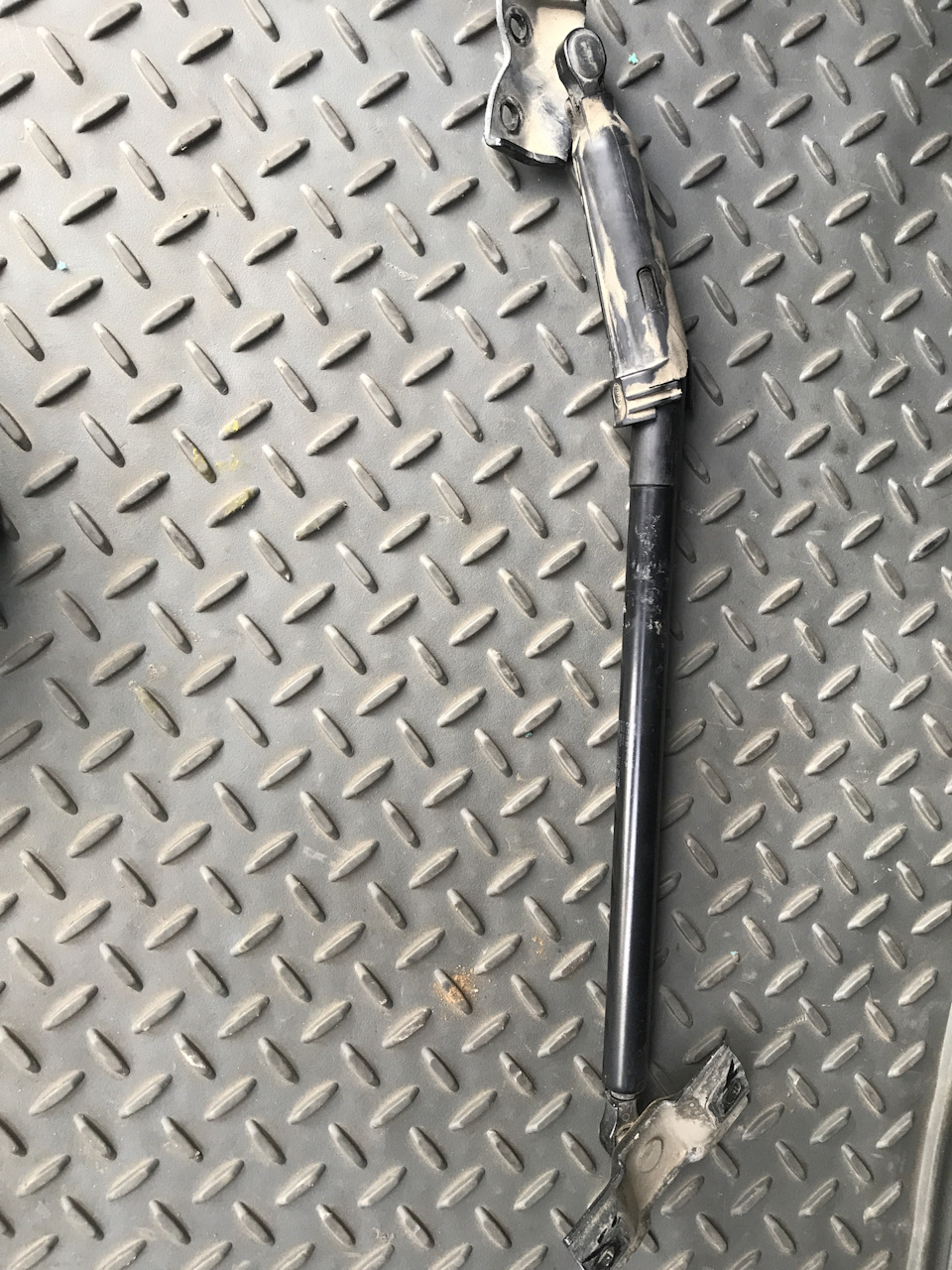 KQAAAgN5v2A 960 амортизатор задней двери паджеро 4 чем заменить