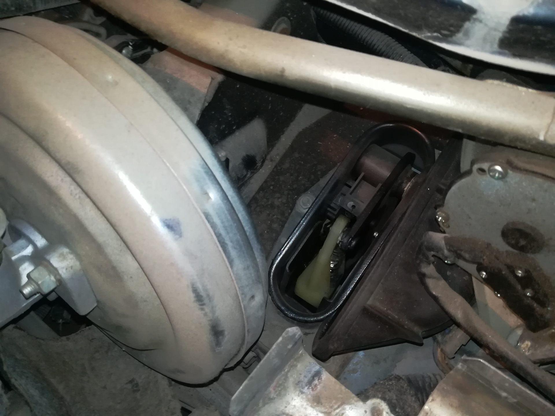 Кондей. Трос сцепления. Упор капота. — Lada Приора универсал, 1,6 л ...