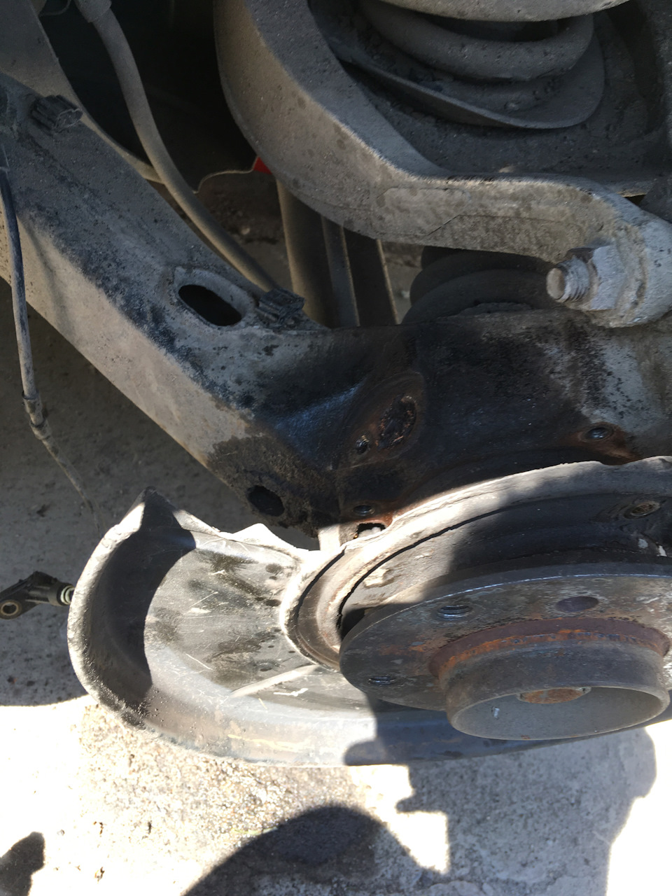 Замена заднего датчика абс и заправка долгожданная кондера — BMW 3 ...