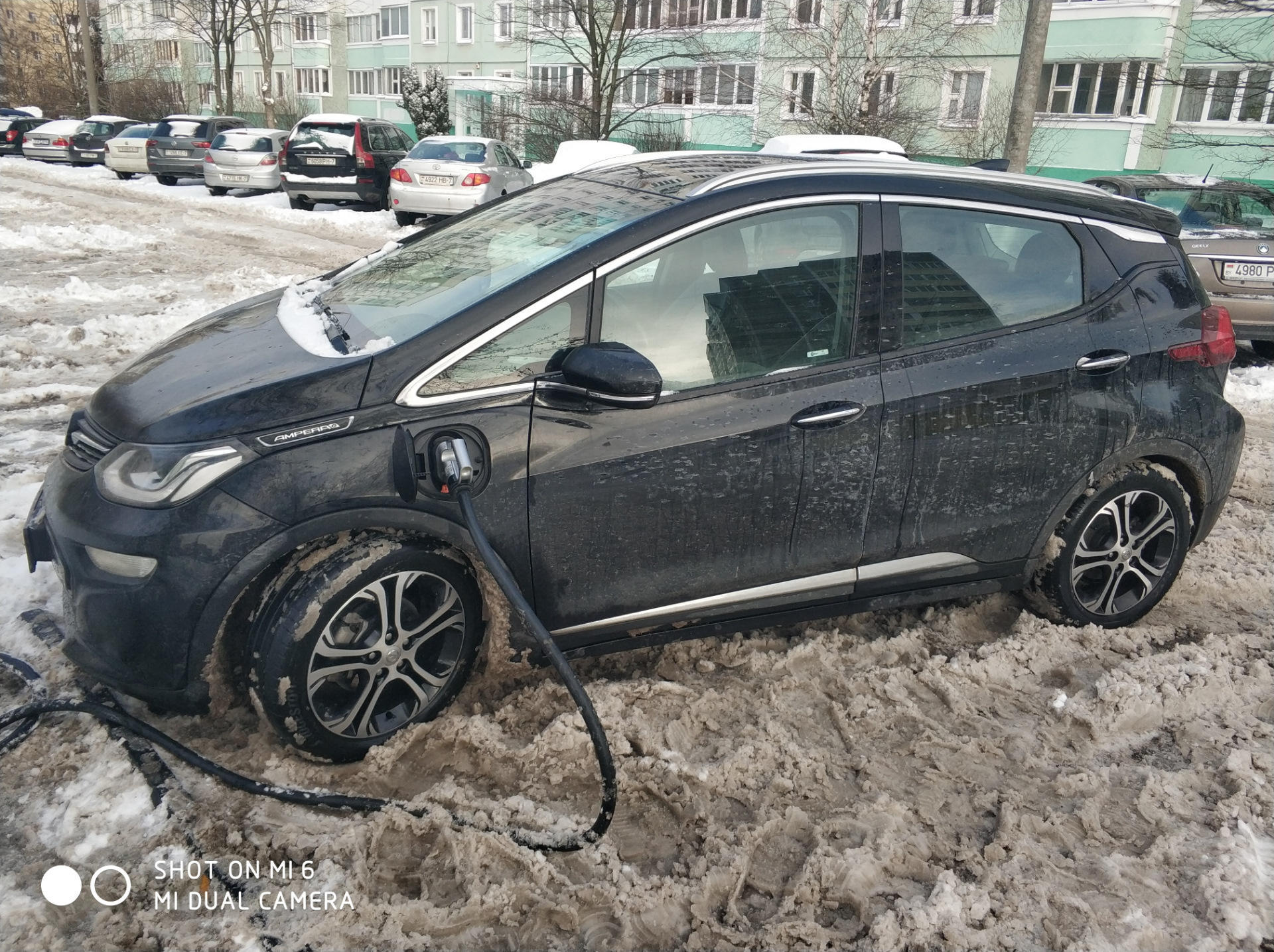 машина под окном. месть за парковку. поставил машину не пройти. вывески с тачками. машины припаркованные около подъезда.