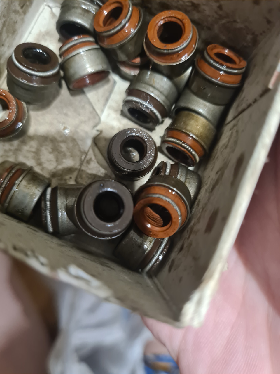 Замена маслосъёмных колпачков + раскоксовка — Volvo S80 (1G), 2,4 л ...