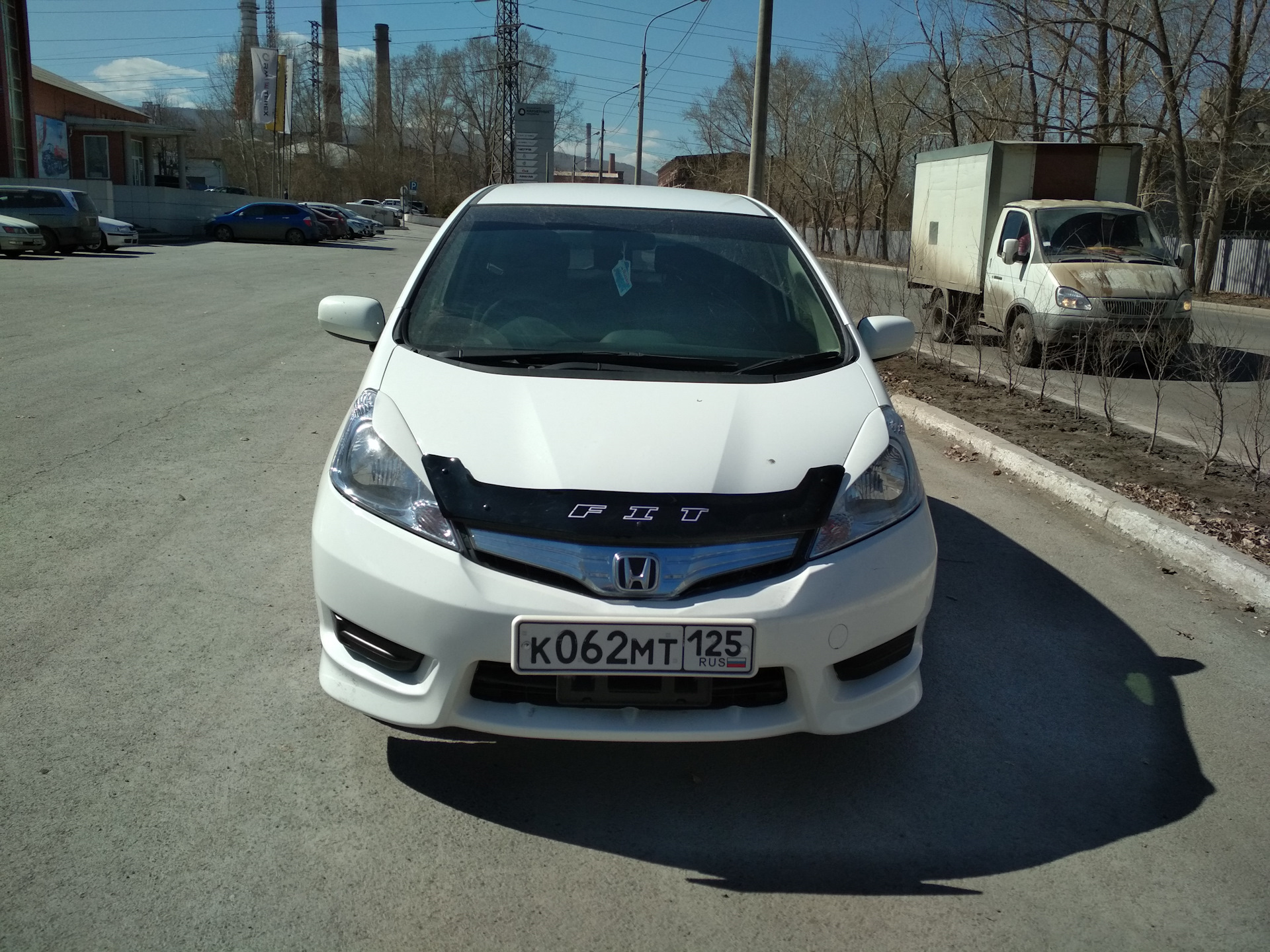 Капот honda fit. Honda Fit Shuttle 2011. Дефлектор капота Honda Fit 3. Дефлектор капота Honda Fit Shuttle. Honda Fit Shuttle 2013.