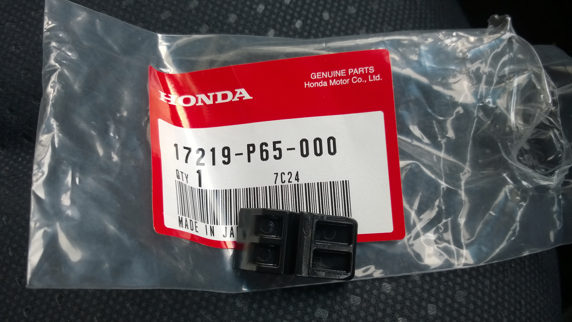 Воздушный фильтр хонда фит. Honda Fit защелка фильтра воздушного. Зажим для крышки воздушного фильтра Honda Fit 2015. Фиксатор крепления воздушного фильтра. Honda Fit. Защелка воздушного фильтра Хонда Фрид.
