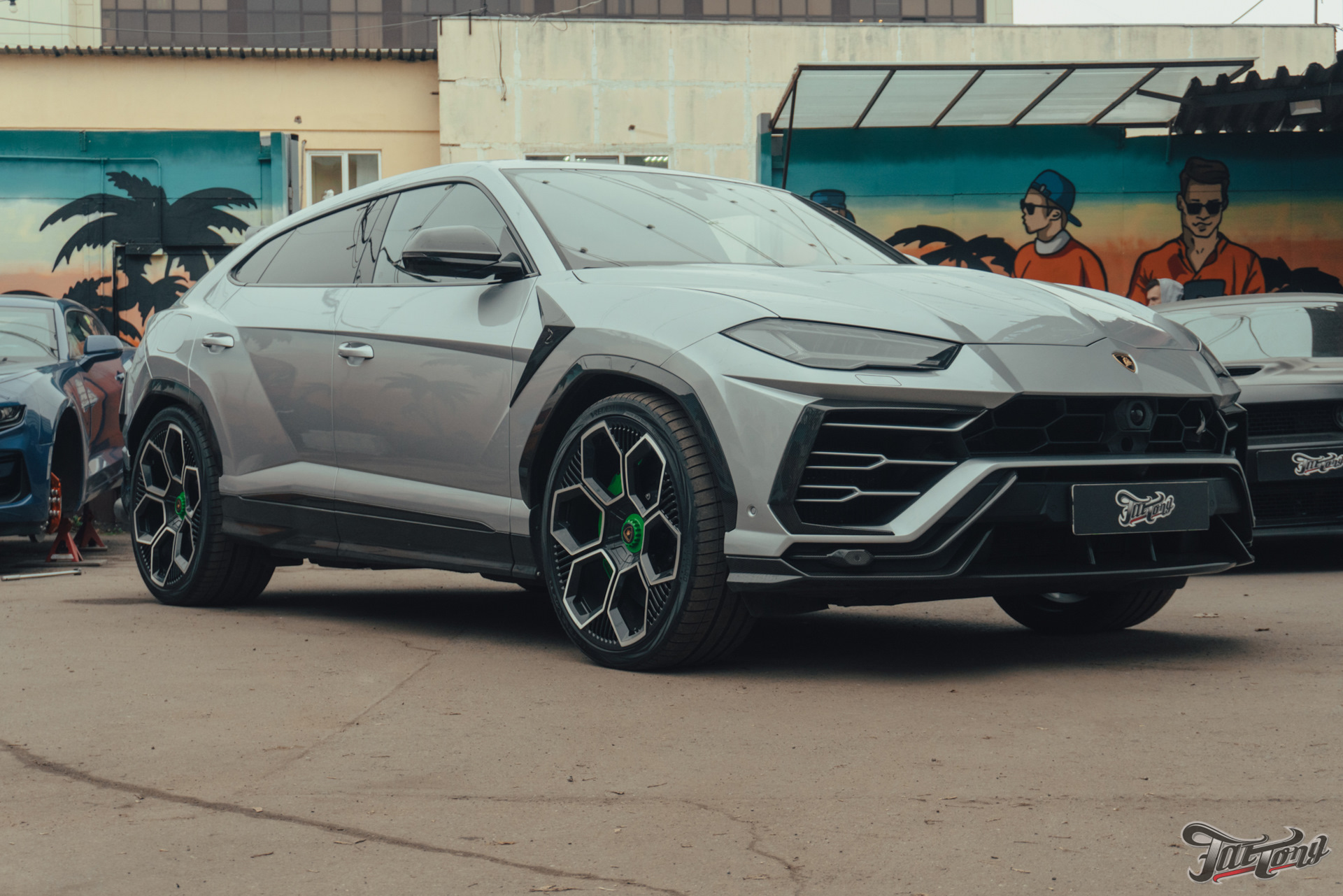 Lamborghini Urus. Дверные ручки в карбон. Пошив подушки безопасности и  установка ремней под цвет строчки в салоне! — FatTony на DRIVE2