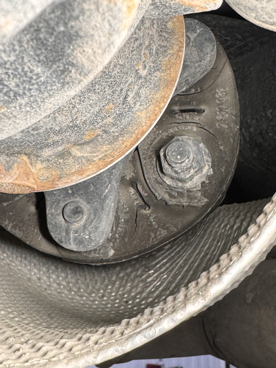 С таким надрывом уже настоятельно рекомендовали менять. Не стал искать на жопу приключений, цена вопроса не велика. А так она надорвана была уже на 35.000км. — BMW X3 (G01)