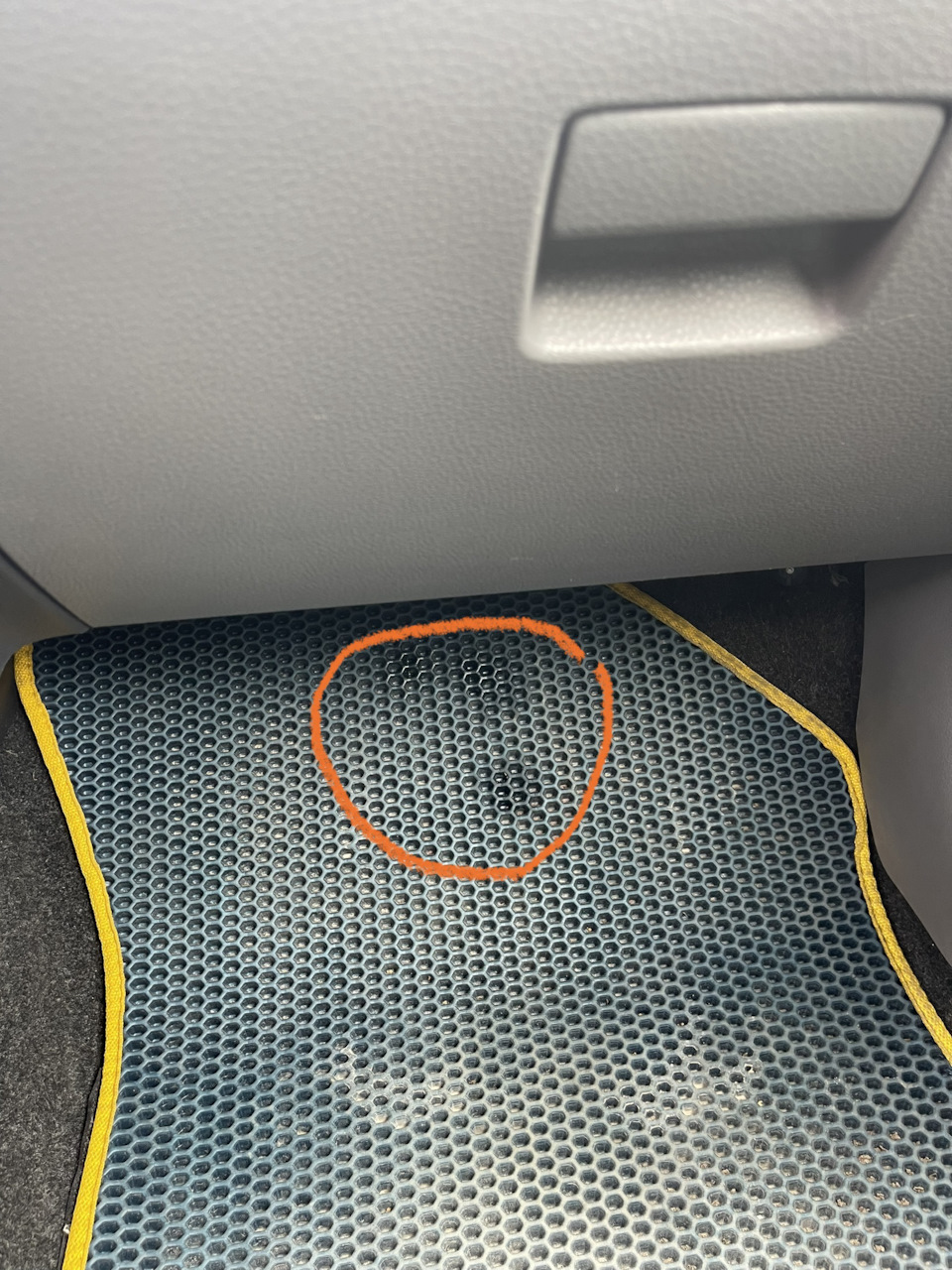 Пятна на пассажирском коврике — Suzuki SX4 (1G), 1,6 л, 2013 года ...