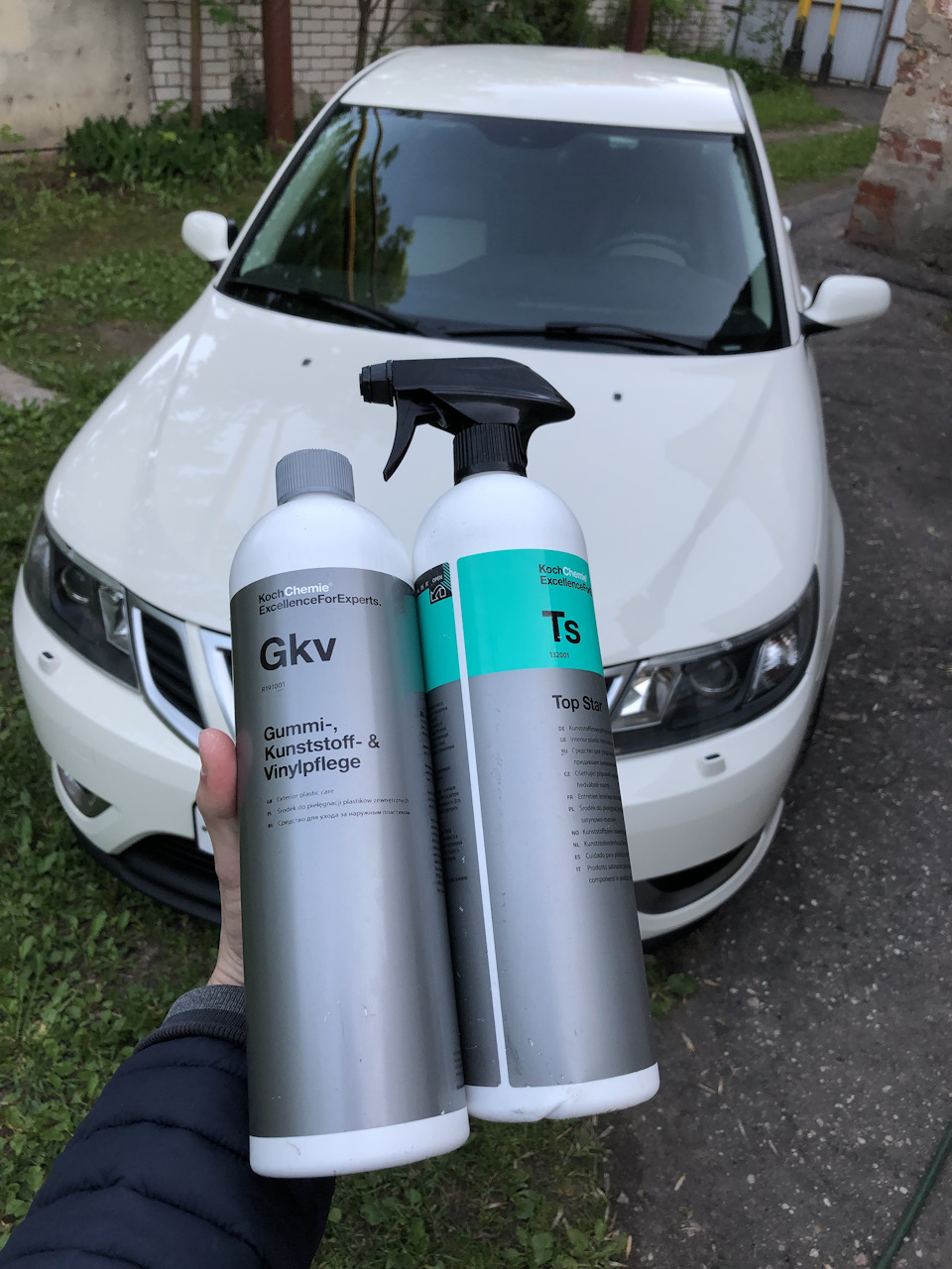 Внимание и салону. Слева средство для внешнего пластика и резиновых изделий. Справа молочко для внутреннего пластика (питает, пропитывает, защищает от выгорания, насыщает матовым блеском). — Saab 9-3 (2G)