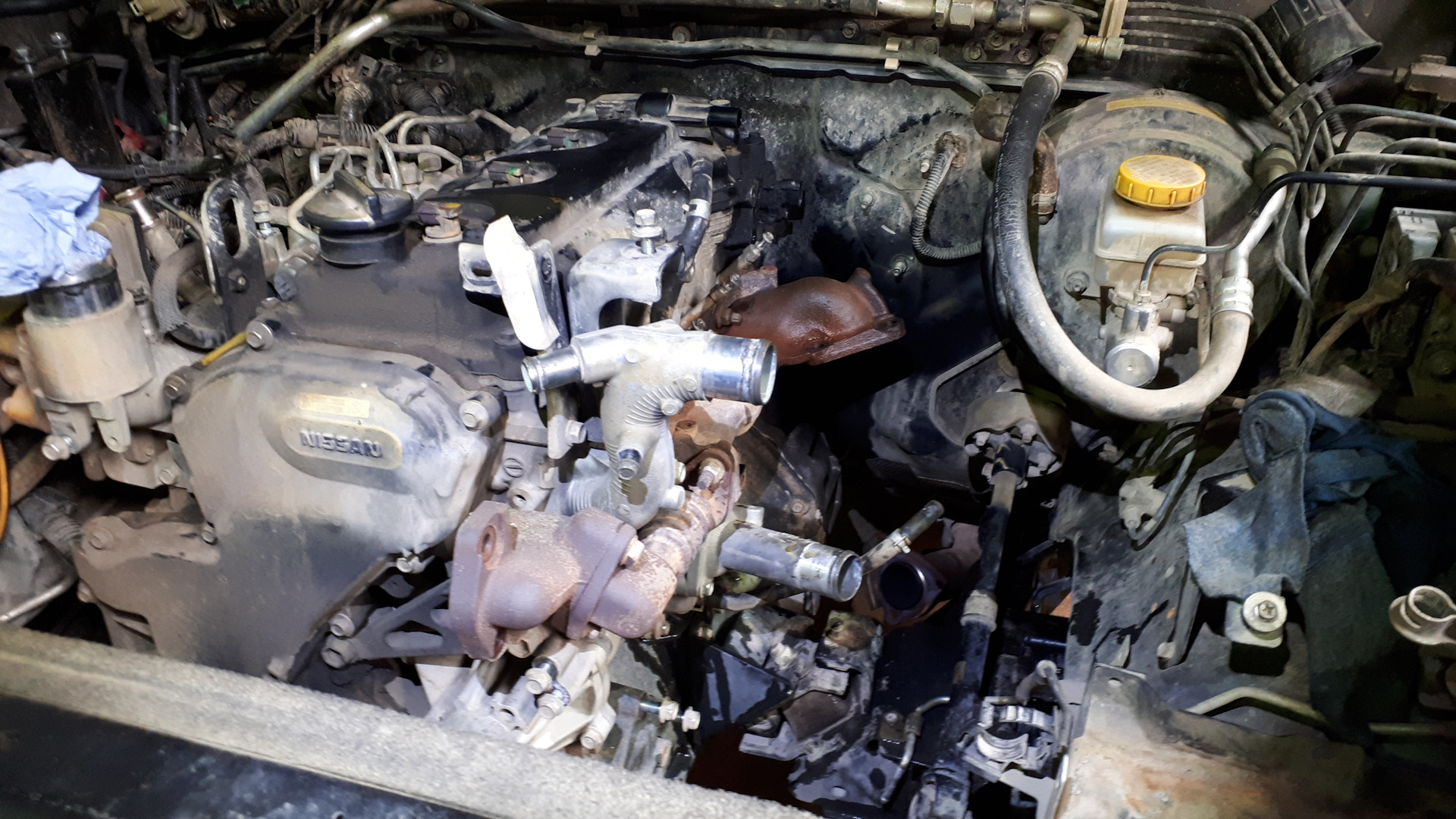 Двигатель на ниссан нп 300. Двигатель на ниссан нп 300. Двигатель nissan np300 2. Ниссан нп 300 под капотом. Ниссан мп 300 двигатель.