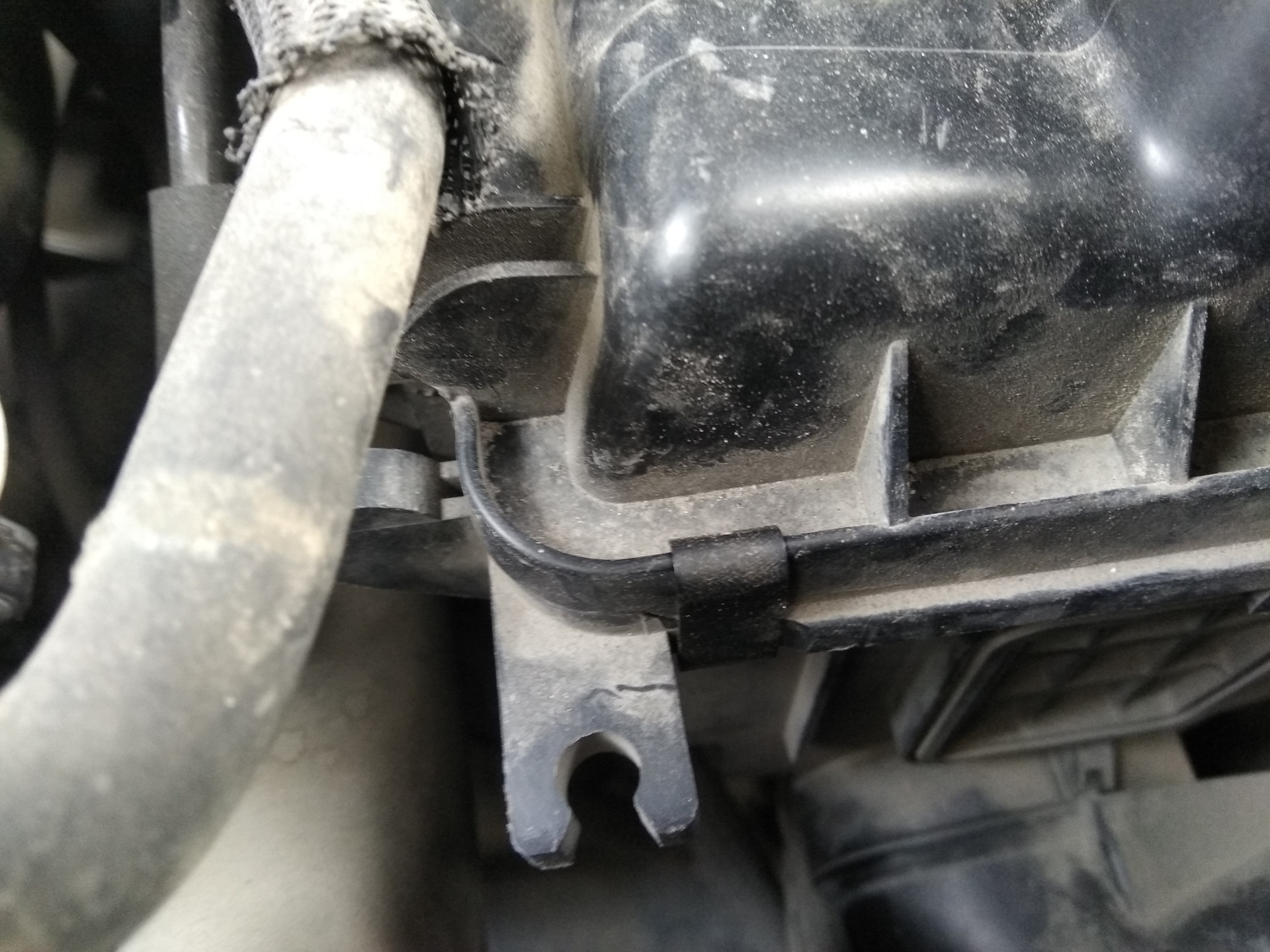 Крепление воздушного фильтра — Mazda 6 (2G) GH, 2 л, 2012 года | своими ...