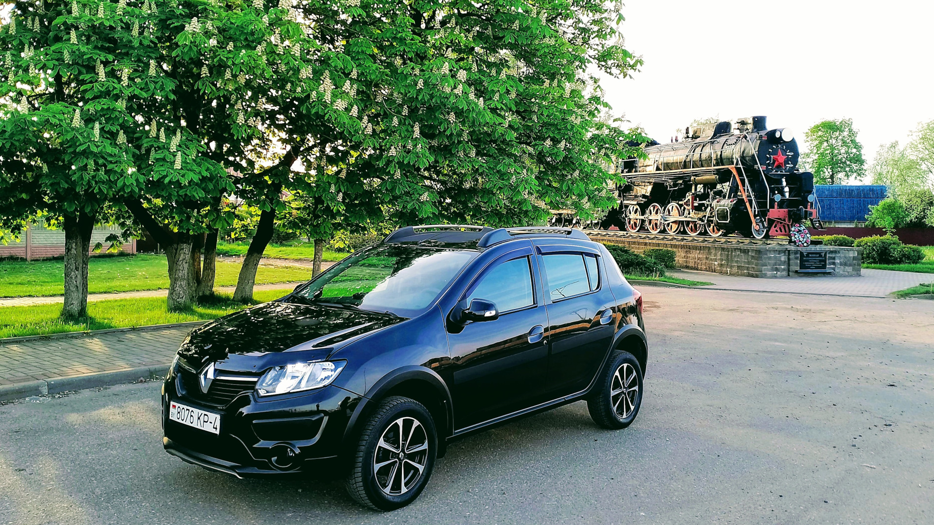 Renault Sandero Stepway (2G) 1.6 бензиновый 2015 | 黒 Metallic Вlack 鉄 на  DRIVE2