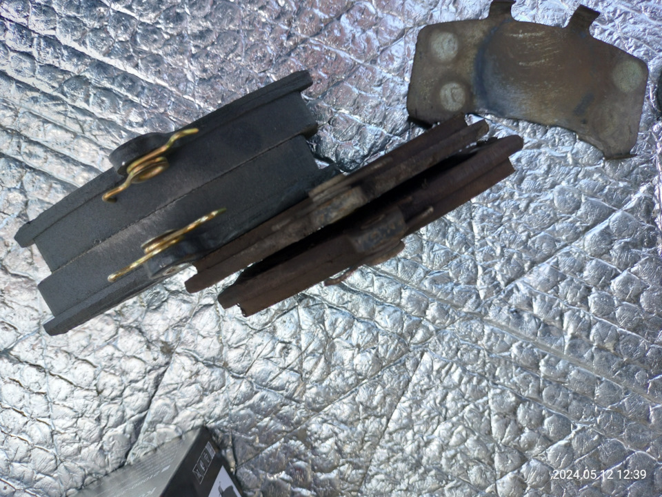 Замена передних тормозных накладок — Lada Гранта Лифтбек (2-е поколение ...