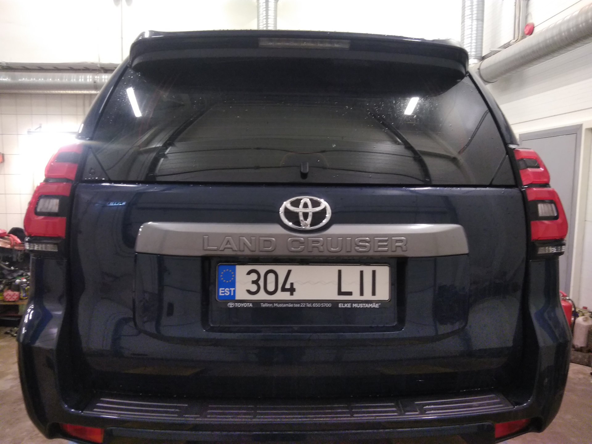 90810jg30c. накладка на кромку багажника renault duster. 90810jg60c. накладка пятой двери. накладка двери багажника дастер 1 поколение.