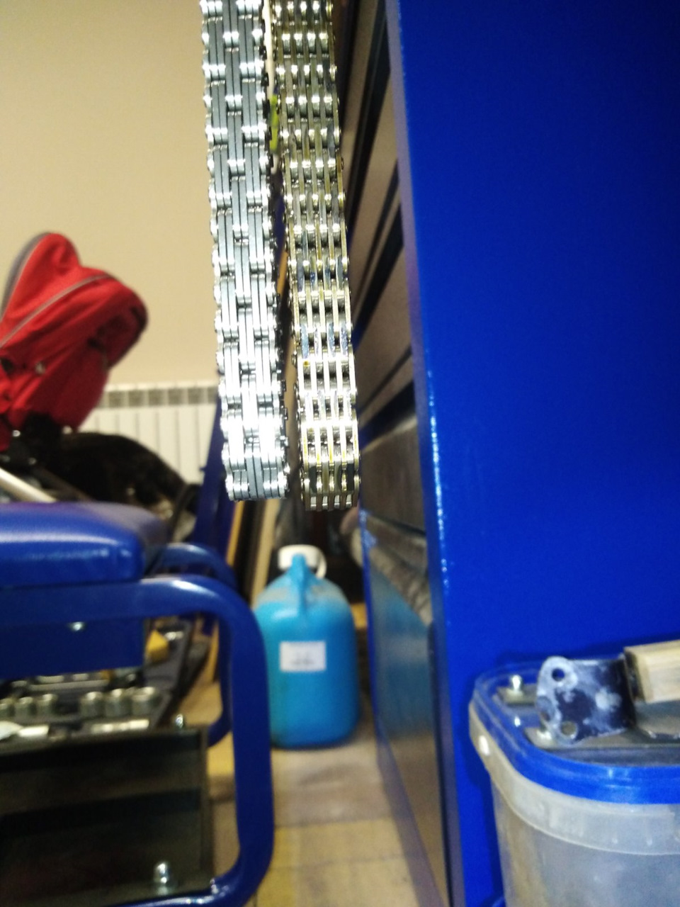 сравнение старой и новой цепи. На фото интернет магазина новая цепь с индексом BE имела медные звенья, по факту у той что пришла они просто немного светлее чем все остальные. — Volkswagen Tiguan (1G)