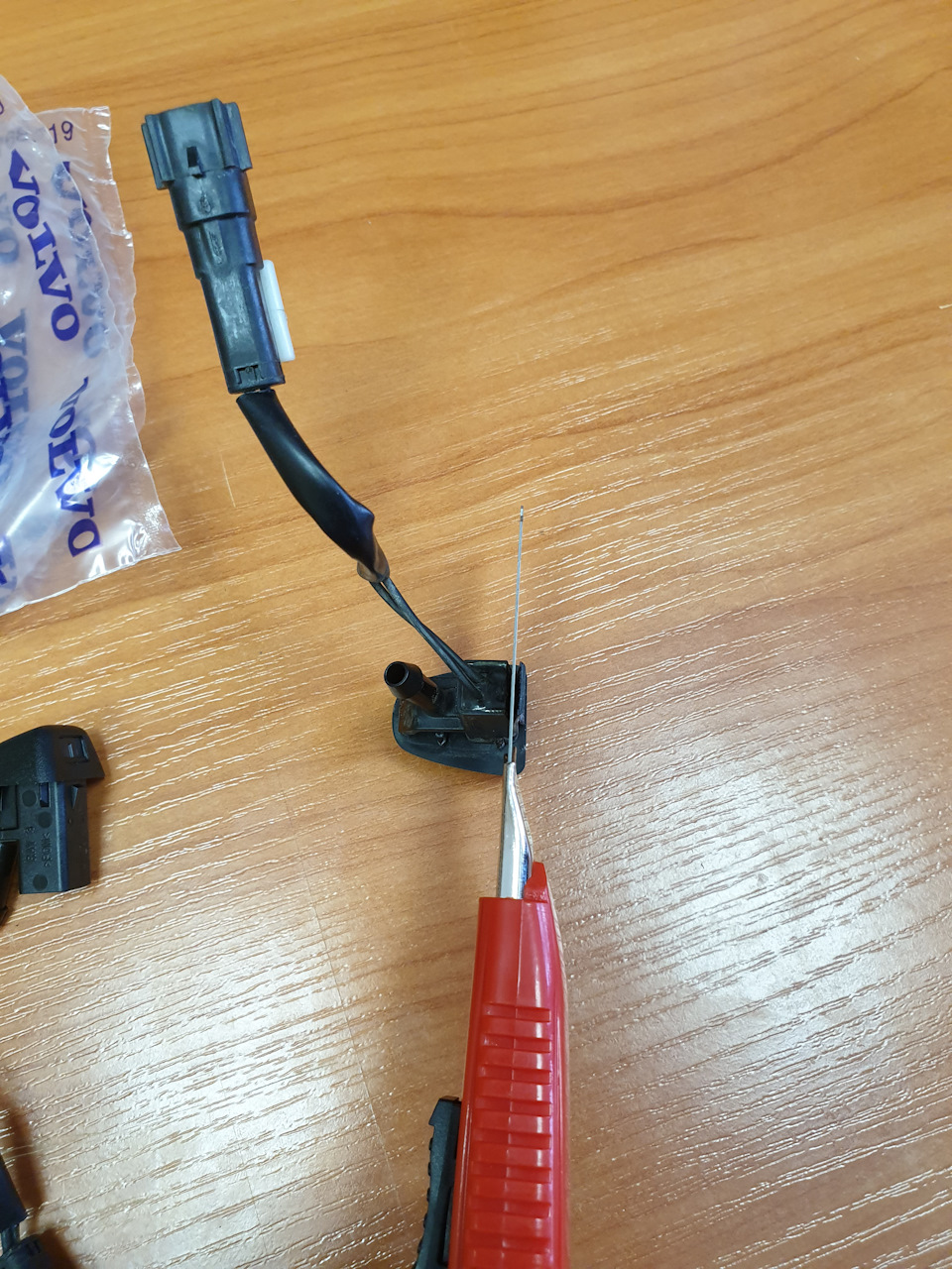 Подрезаем. Осторожно! Не потеряйте куски своих пальцев! — Volvo XC70 III