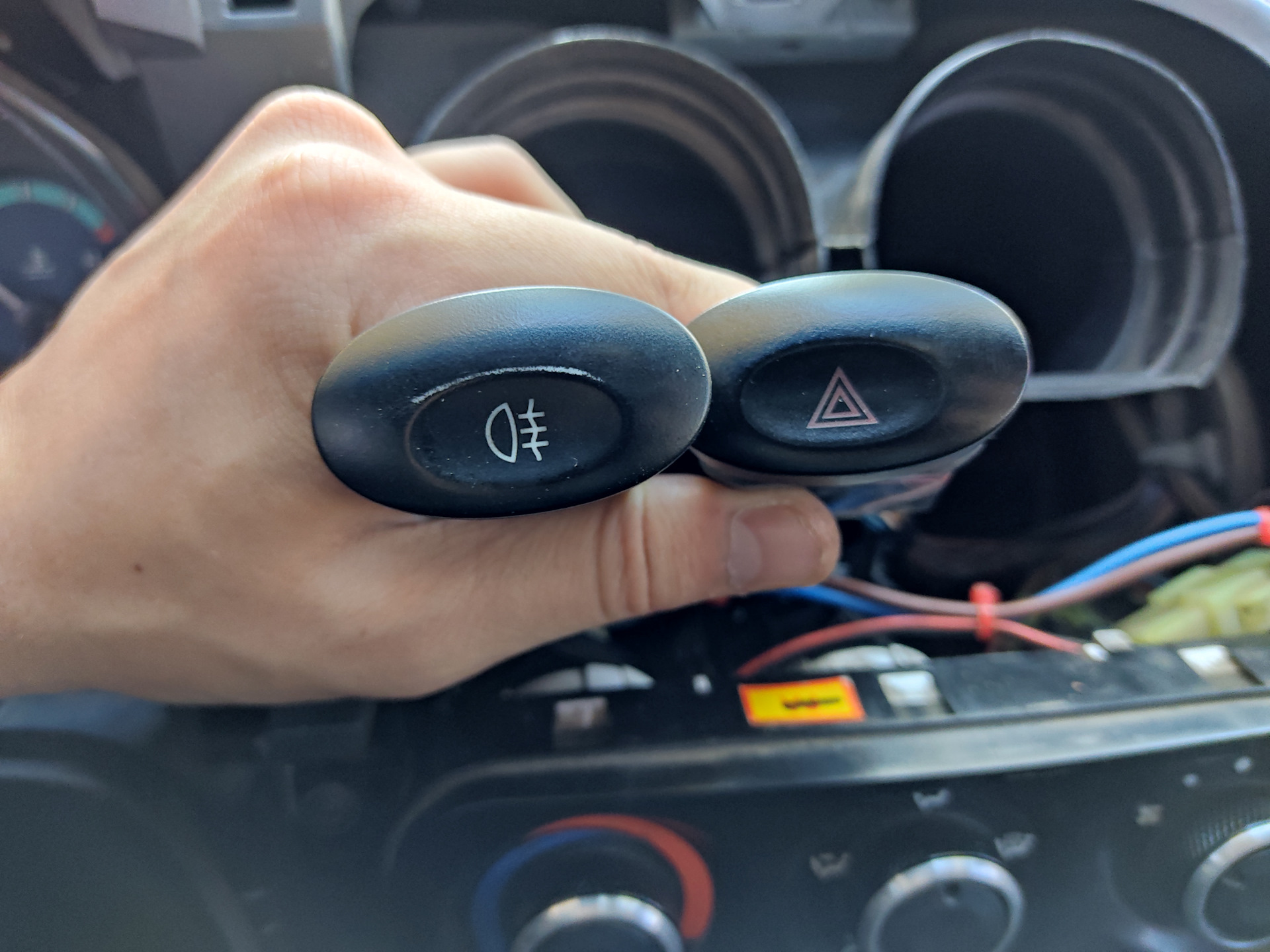 аварийка матиз. кнопка круиз контроля рено логан 2. кнопка аварийного сигнала матиз 2005. патель управления деу метиз. кнопка аварийной сигнализации дэу матиз.