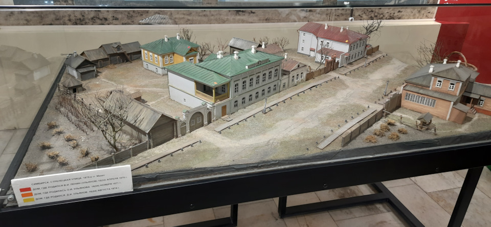 В самом центре Ульяновска находится несколько кварталов, которые вплотную связаны с началом жизни великого революционера. Здесь находится сразу несколько тематических музеев. — Jeep Cherokee (KL)