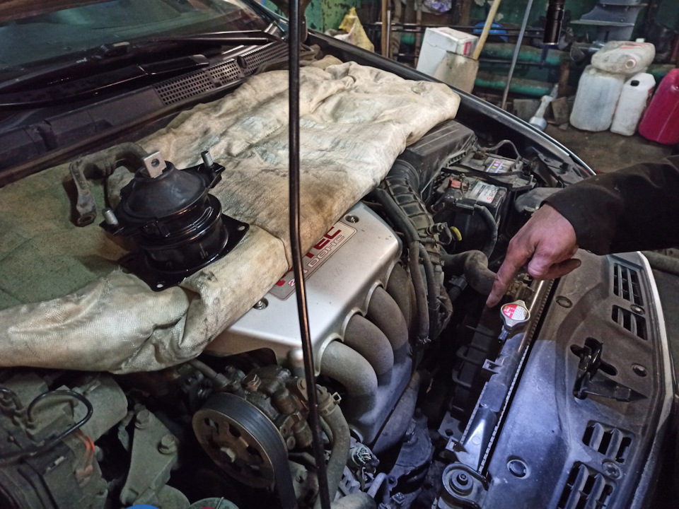 Замена передней пневмоопоры ДВС — Honda Accord (7G), 2,4 л, 2007 года ...