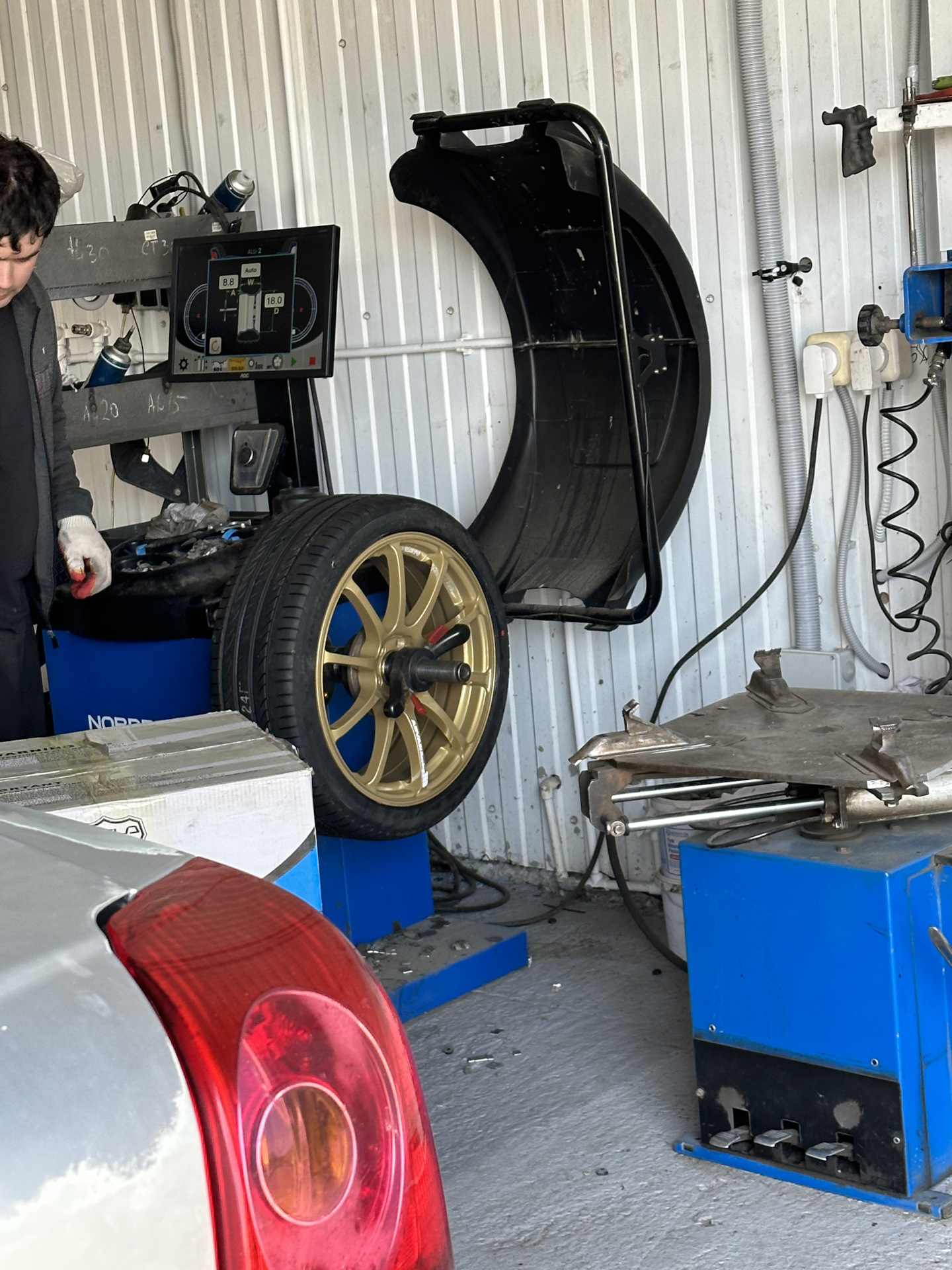 Advan racing rs r18 gold — Toyota Avensis II, 2 л, 2004 года | колёсные ...