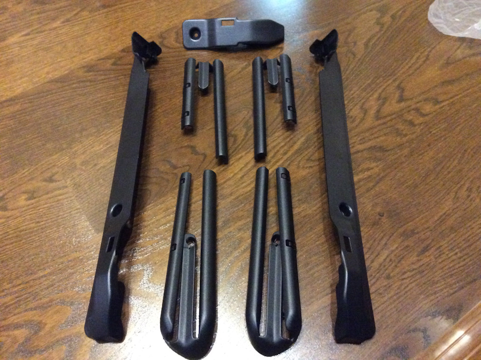 Состав одного комплекта пластика на полозья переднего сиденья, в чёрном цвете; номер комплекта: 52 10 8 217 315 — BMW 5 series (E39). Запчасти на фото: 52108217315