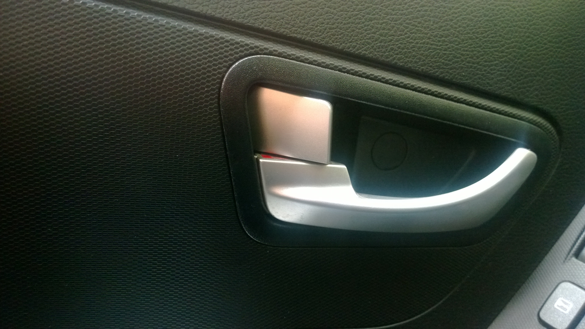 Дверь ссангйонг актион. Внутренняя ручка водительской двери Volvo s80. Ручка внутренняя водительской двери Golf 5 GTI. Ручки открывания дверей ССАНГЙОНГ Актион. H3 внутренняя ручка двери водителя.