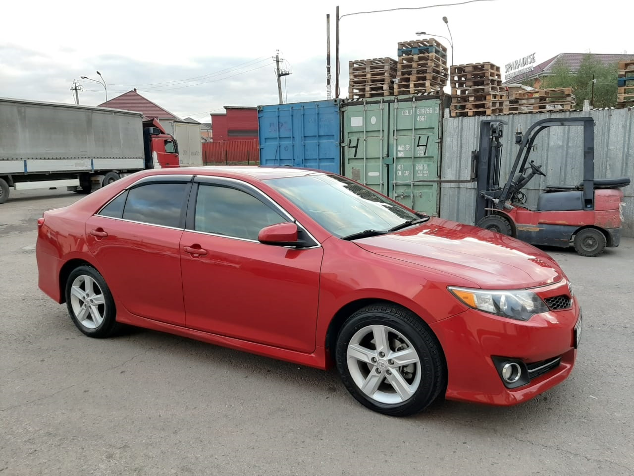 Toyota Camry 55 красная