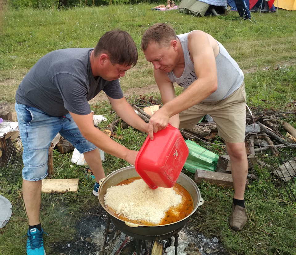 Плов готовился к приезду второй половины участников встречи Тимуром. И плов был великолепный! — Honda Element