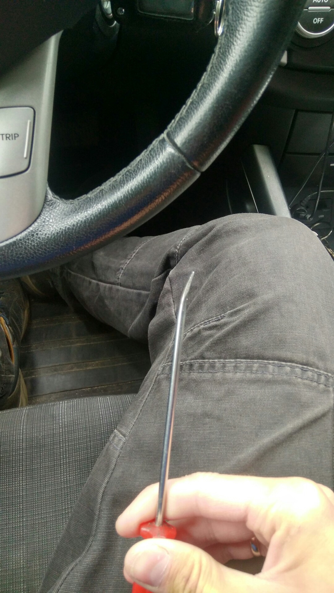 Как снять крышку подлокотника — KIA Ceed (1G), 1,6 л, 2012 года ...