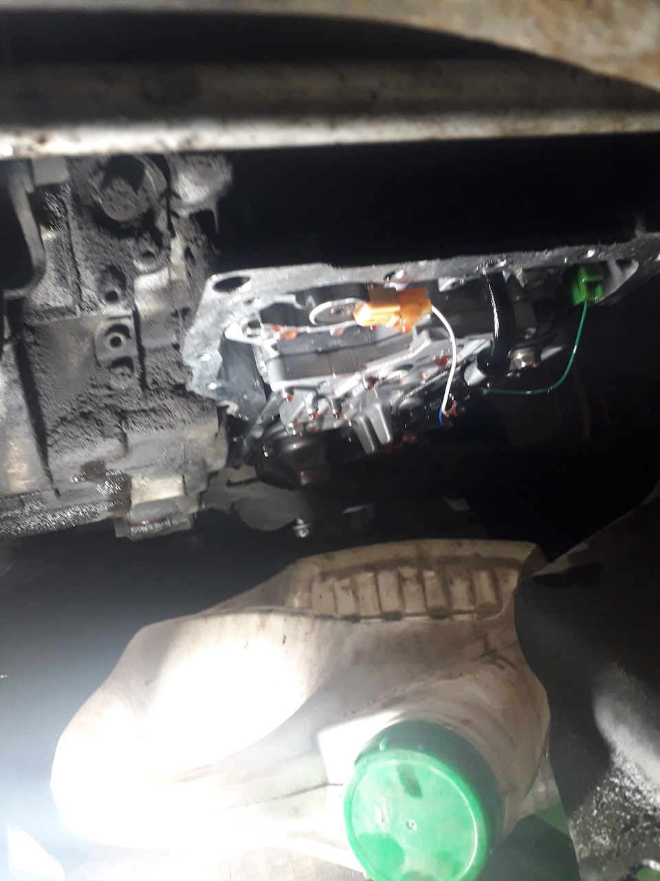 Сливал АТФ в обрезанную 5л канистру. Не очень удобно, но терпимо — Mazda 323 V